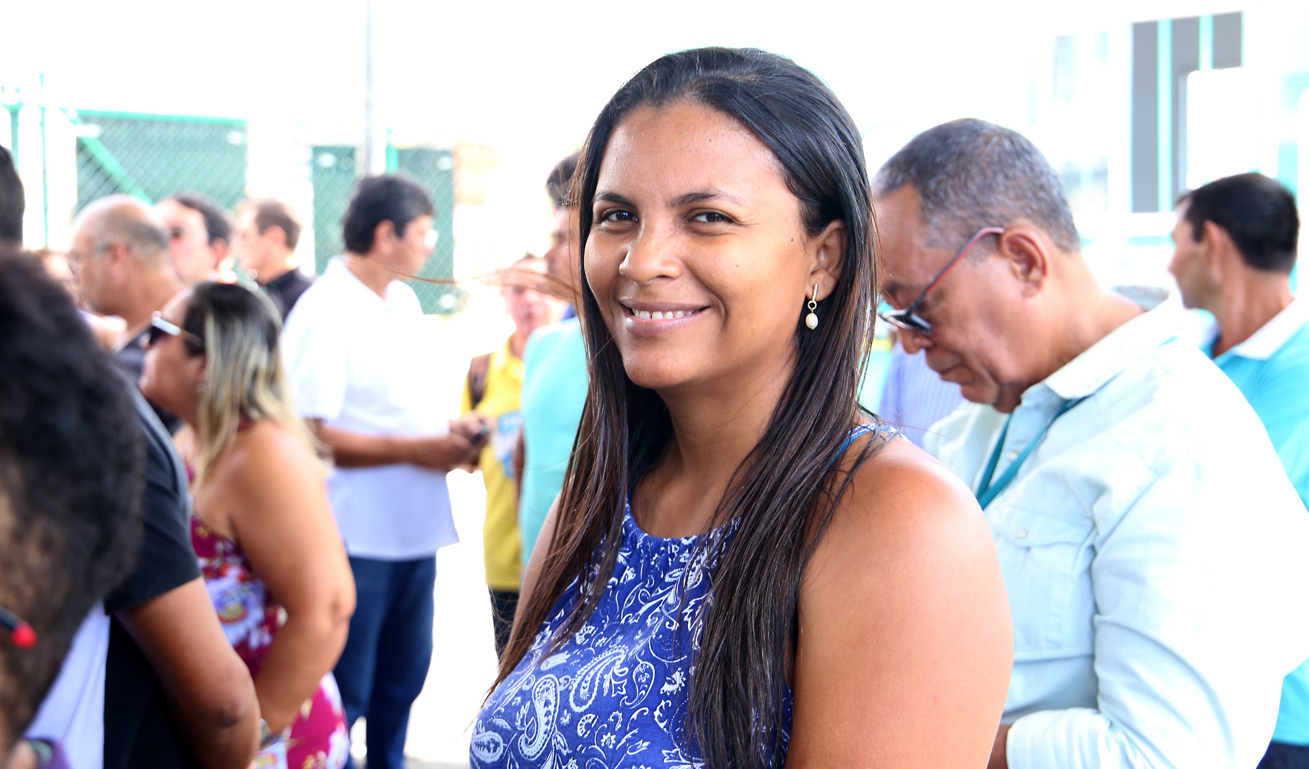 mulher posa para foto sorrindo